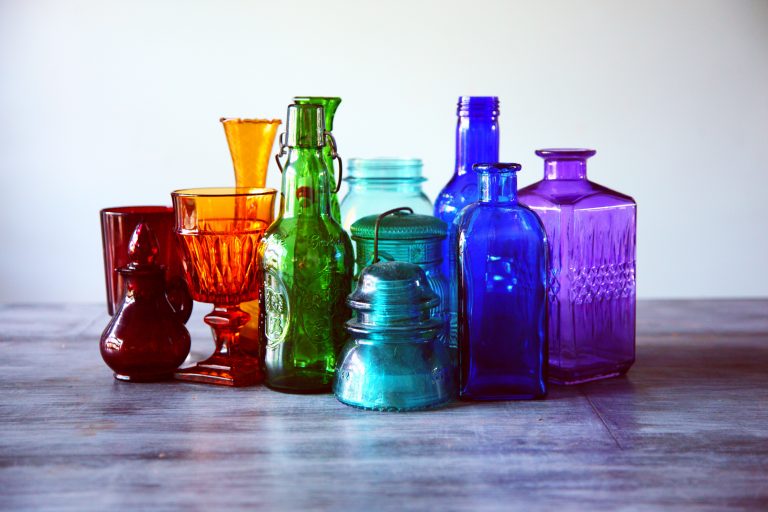 Verzameling gekleurd glaswerk