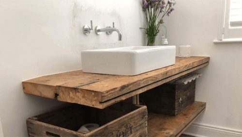 hout in badkamer wandplank gebruikt als badmeubel