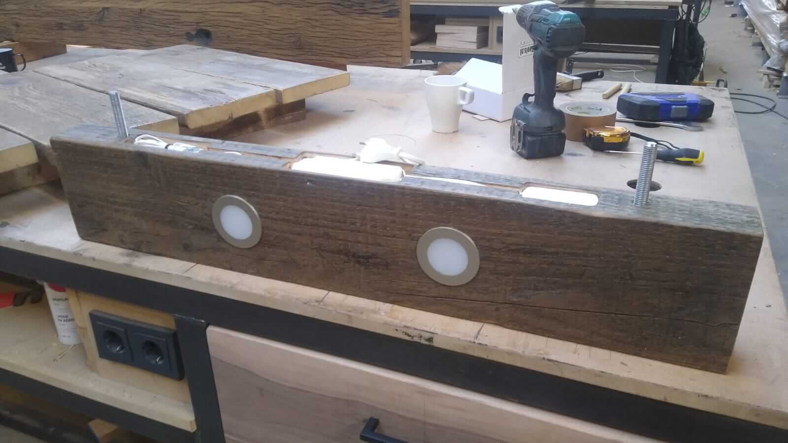 Interesseren Tussendoortje Aan boord Inbouw LED spots oude plank als sfeermaker in de keuken - SUSZ