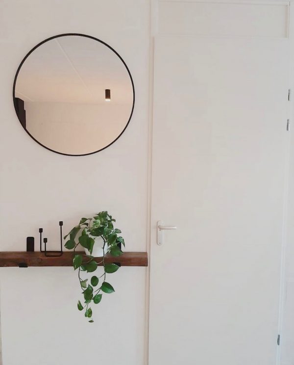 Wandplank oude balk grenen onder spiegel